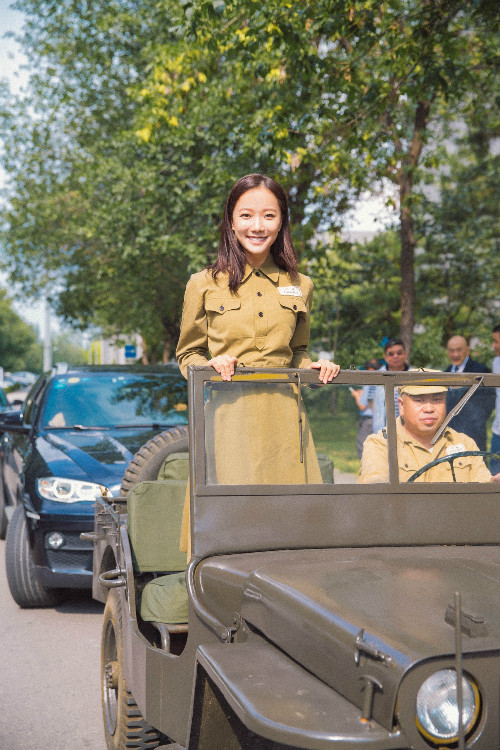 《我的战争》王珞丹军装亮相 战场险破相