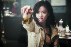 韩孝周在电影《创可贴》里展现了制作“炸弹酒”的实力，私下她酒量也不错