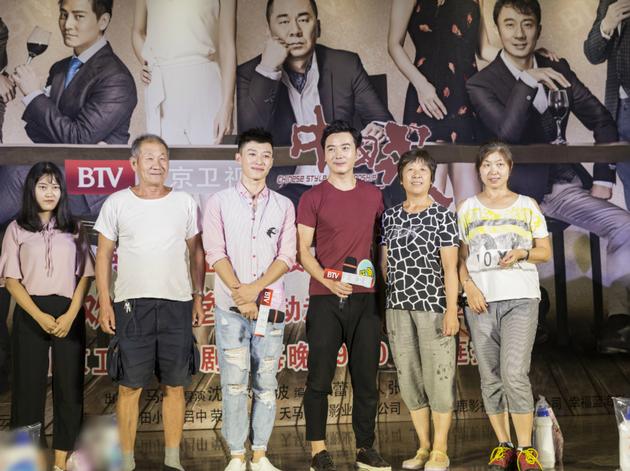 演员荣飞亲切互动