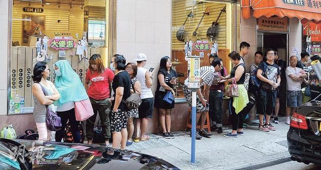 昨天（9月14日）9点半，尖沙嘴通利琴行门外有超过50人排队买票。