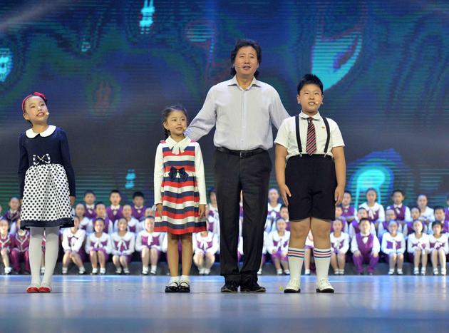戴玉强和孩子们一起表演音乐剧