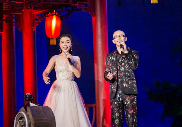 平安携手陈思思登台