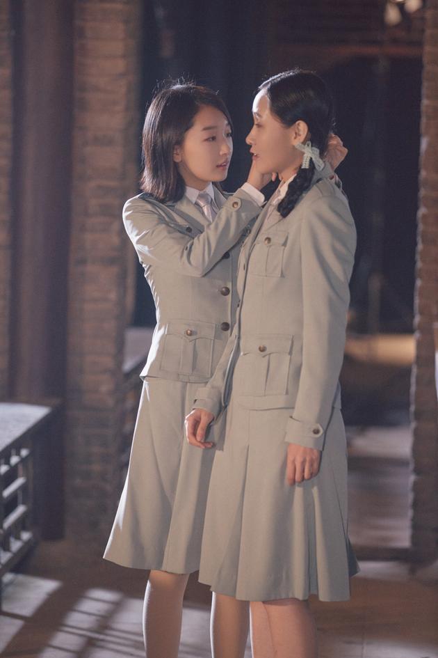 周冬雨与昔日同学