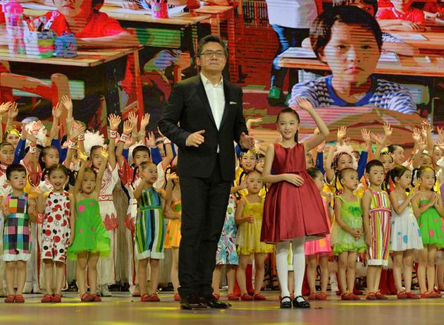 主持人张斌、周全和小演员谢幕