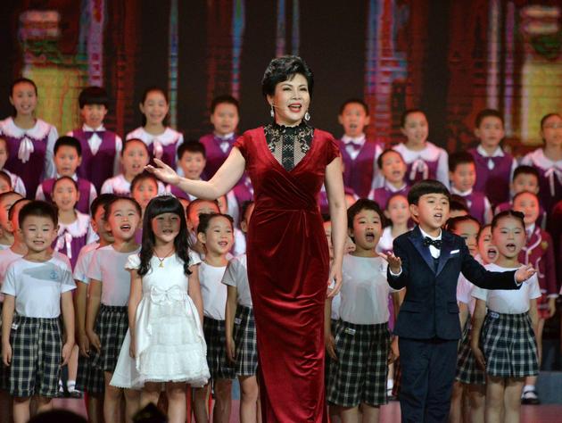 阚丽君会长亲自登台献唱