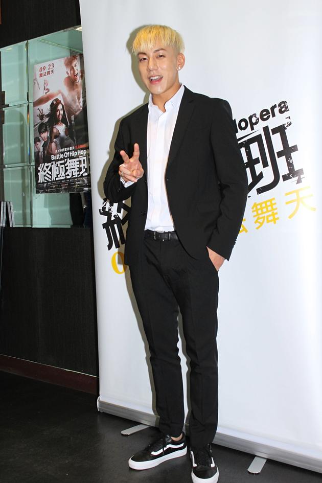 Casper片中大秀肌肉