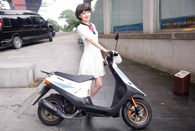 张韶涵学骑机车