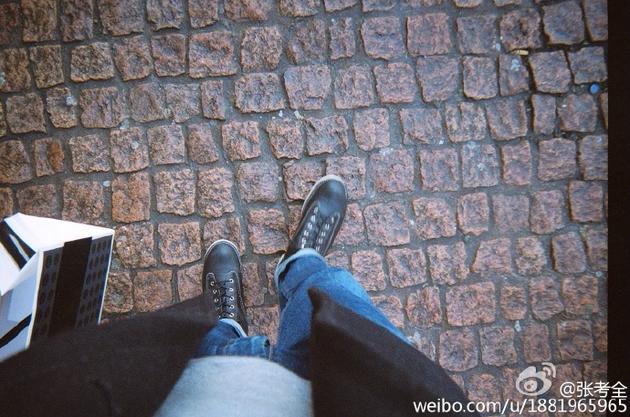 尴尬张孝全晒文艺自拍网友提醒忘拉裤链