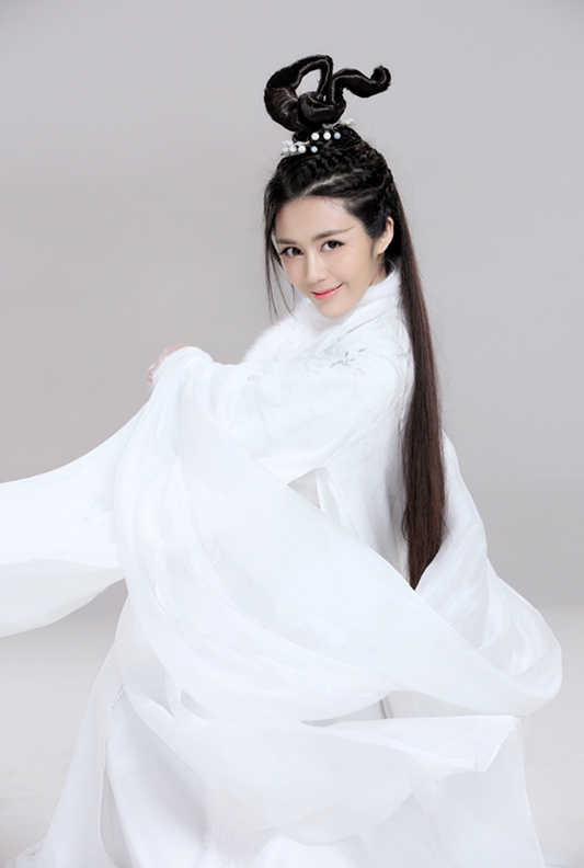 汤晶媚《青云志》亮相 俏皮美艳引关注