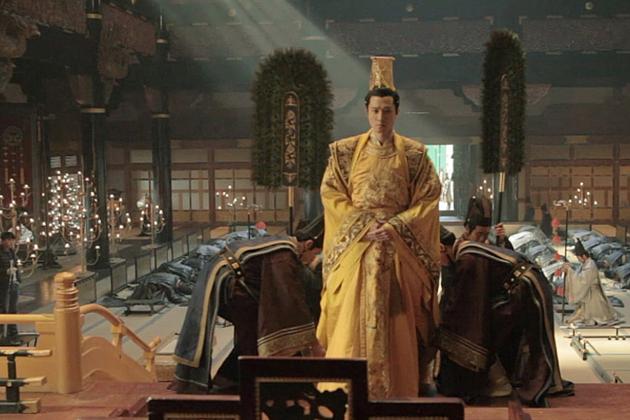 彭冠英皇族锦袍亮相