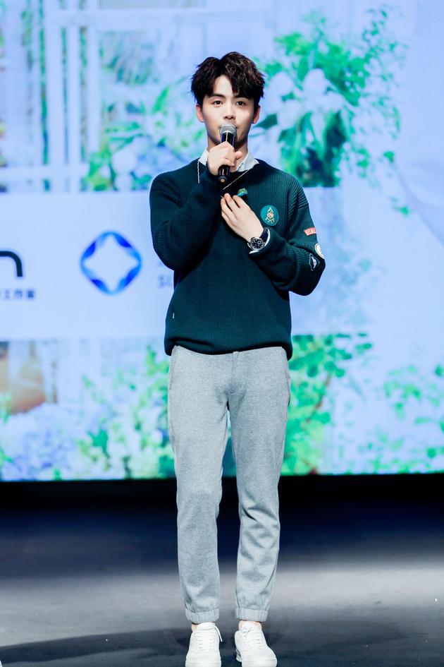 马天宇发布会上与黄雅莉大聊手花趣事