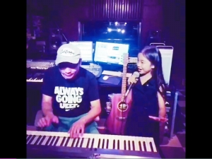 吴雨锜和老师王厚明在录音室即兴录制《Rolling In The Deep》。