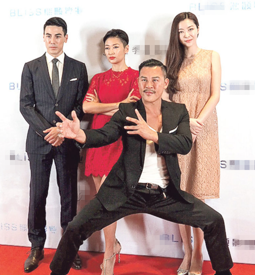 熊黛林（右一）跟同片演员释彦能（前）及梁静（左二）及白梓轩（左一）出席传媒探班活动。
