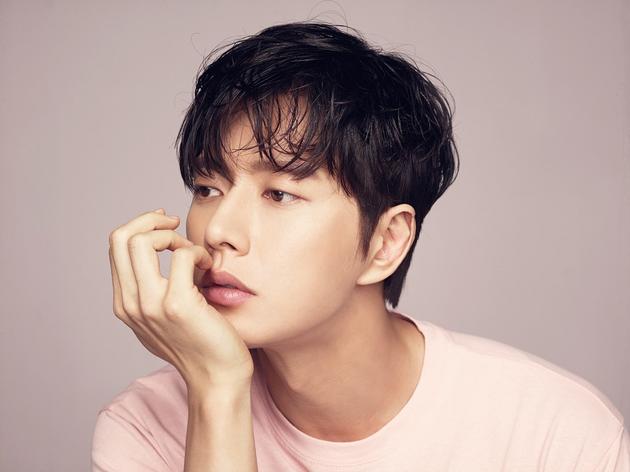 朴海镇单手托腮