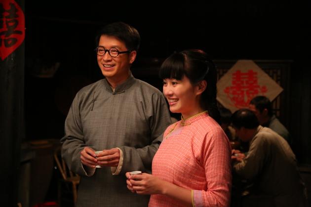 张衣叶璇婚礼上向别人敬酒