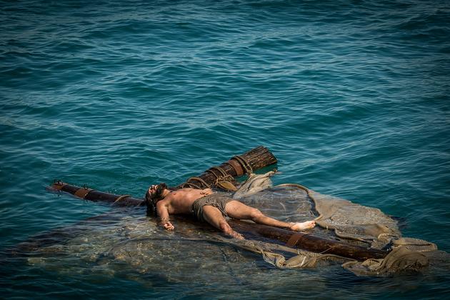 炮火狂轰的海战底下艰难逃生的宾虚