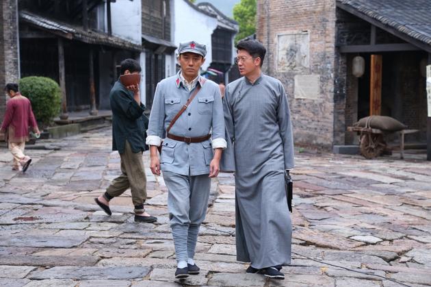 张衣和红军干部交谈