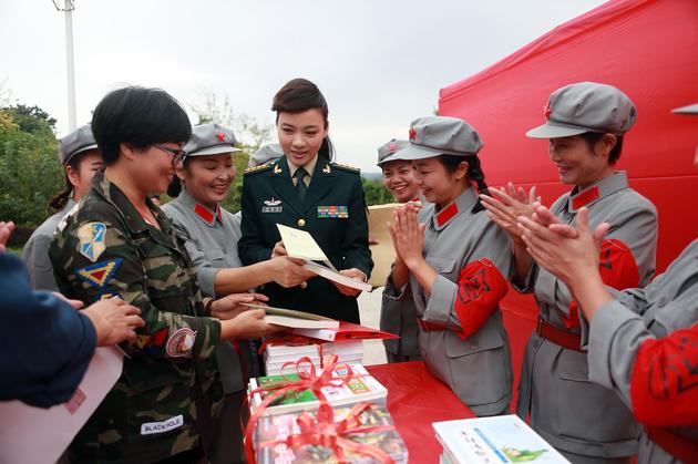 陈思思在江西省赣州市于都县与长征源合唱团成员交流