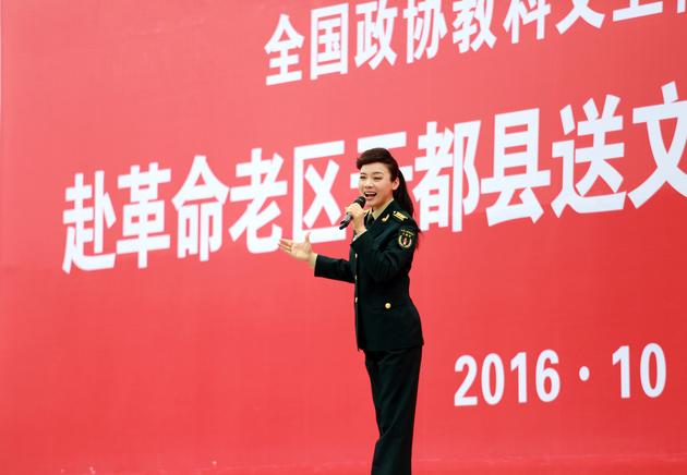 陈思思在江西于都送文化下乡文艺演出现场演唱歌曲