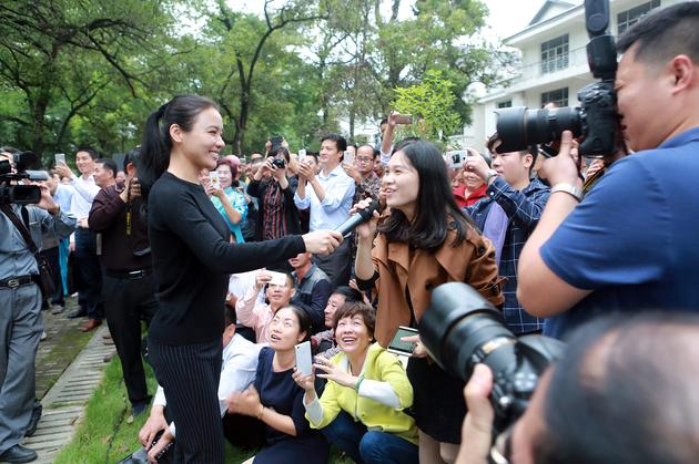 陈思思在江西瑞金沙洲坝镇洁源村即兴表演节目