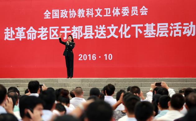 陈思思在江西于都送文化下乡文艺演出现场演唱歌曲