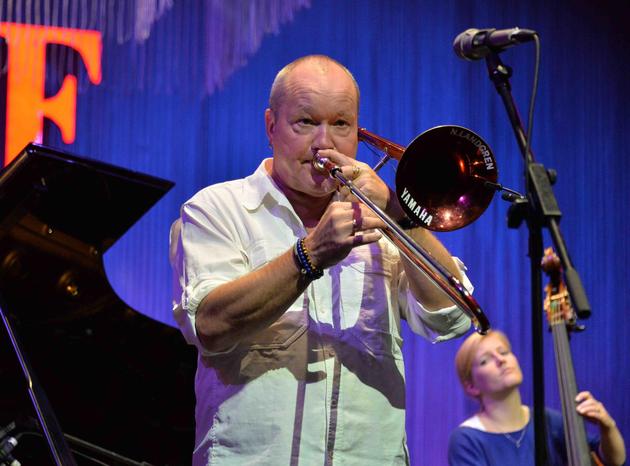 兰德格林用红号吹奏