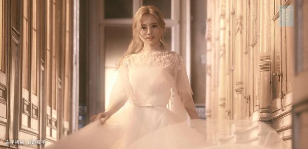 鞠婧祎一袭白裙