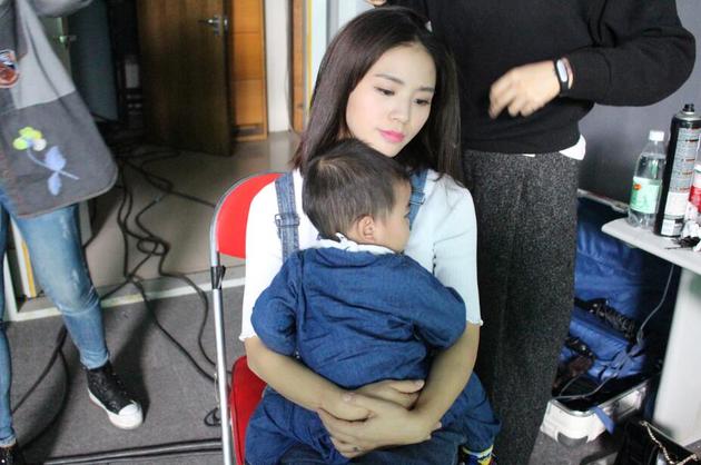 小九儿和妈妈难舍难分