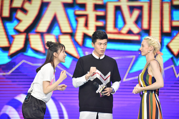 杨玥猜歌环节大展歌喉
