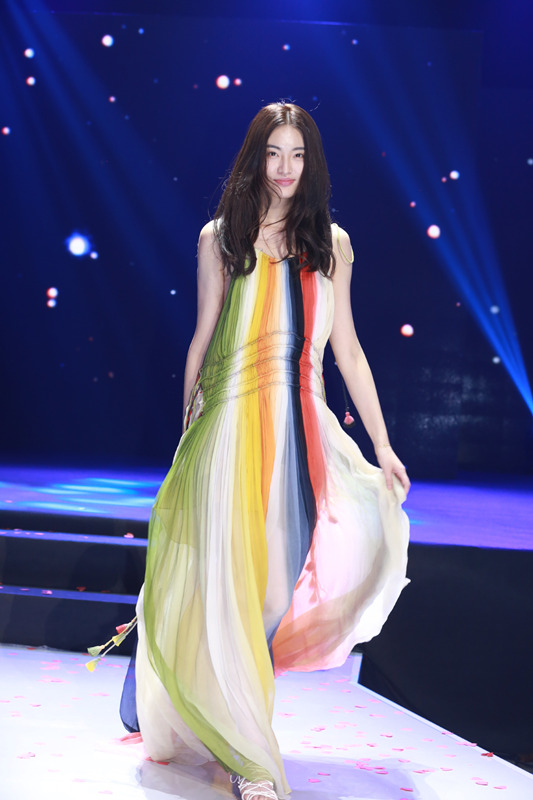 陈碧舸认真看走秀陈碧舸观看选手走秀