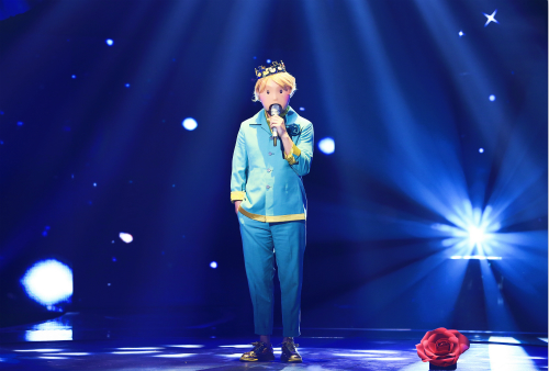 侧田蒙面小王子唱出动人好声音