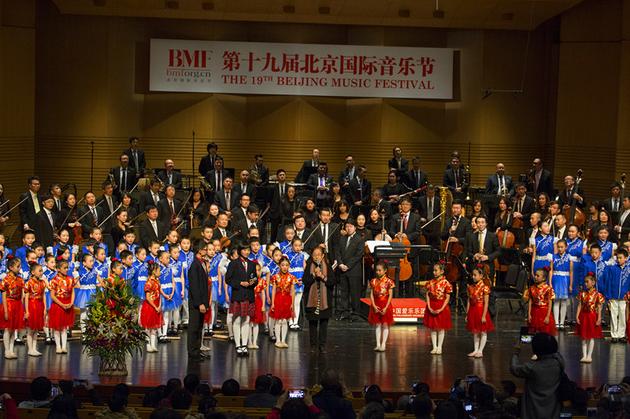 谷建芬老师上台讲话