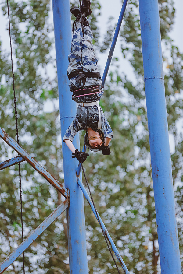 杨幂挑战高难度滑降鼓励佟丽娅显姐妹情
