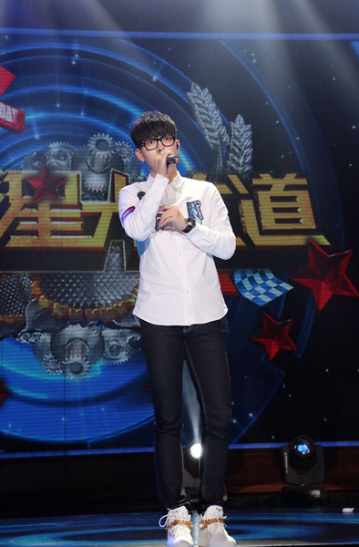 胡夏现场演唱《闪亮的日子》新浪娱乐讯 湖南卫视王牌综艺节目《天天