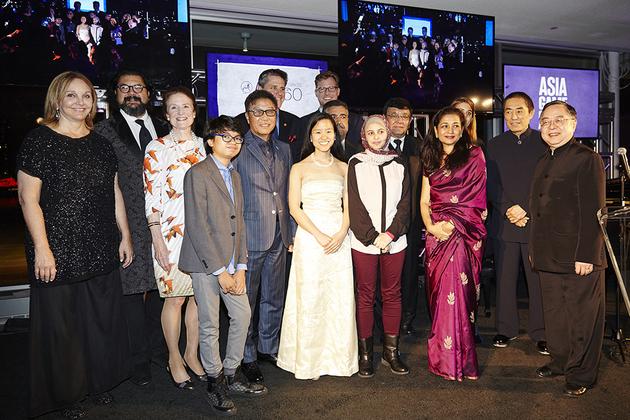 2016 亚洲创变者奖照片（中间SM娱乐总制作人李秀满，右边第二个人导演张艺谋导演，外获奖者及相关人士）