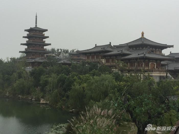 影视基地内的布景,高塔(何小沁/摄影)