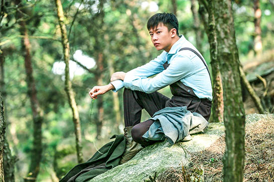 政委柯伯龙战场上下塑造双面性格