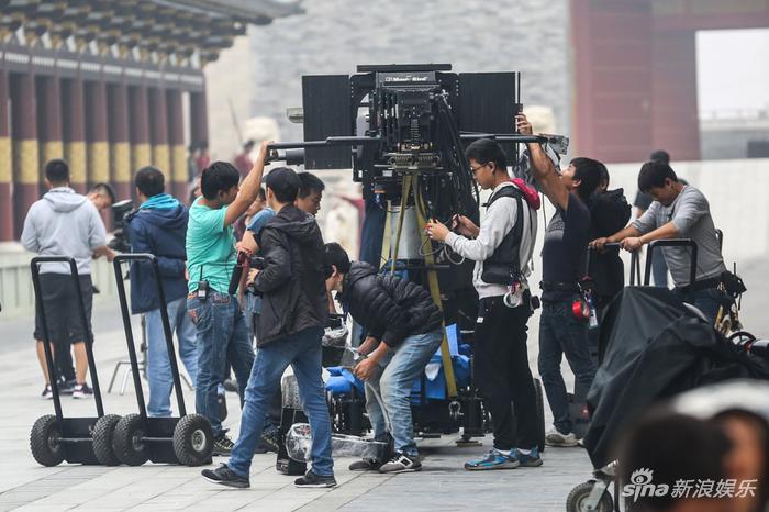 大型场面拍摄准备中(王博/摄影)