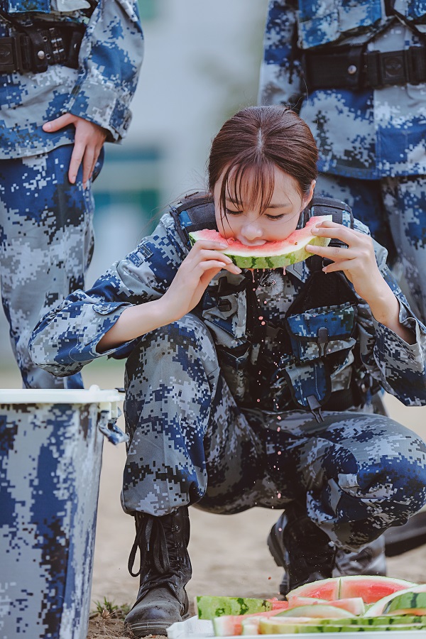 真男2沈梦辰开启自黑模式吃瓜尽显豪放