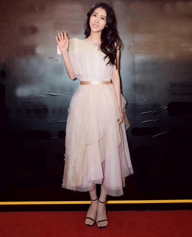 张碧晨粉洋装亮相献唱新曲 个唱12月举行