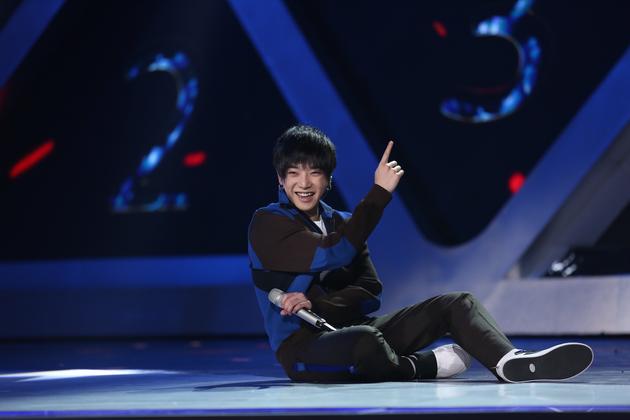 华晨宇致谢幕后工作人员