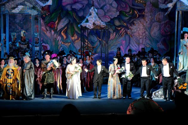 董俊杰上台同演员一起谢幕