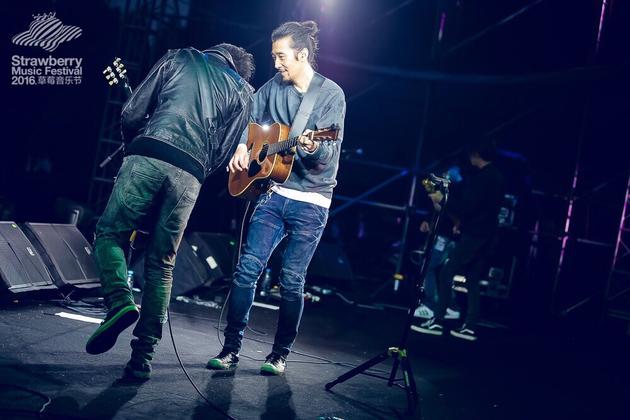 满江携乐队嗨翻