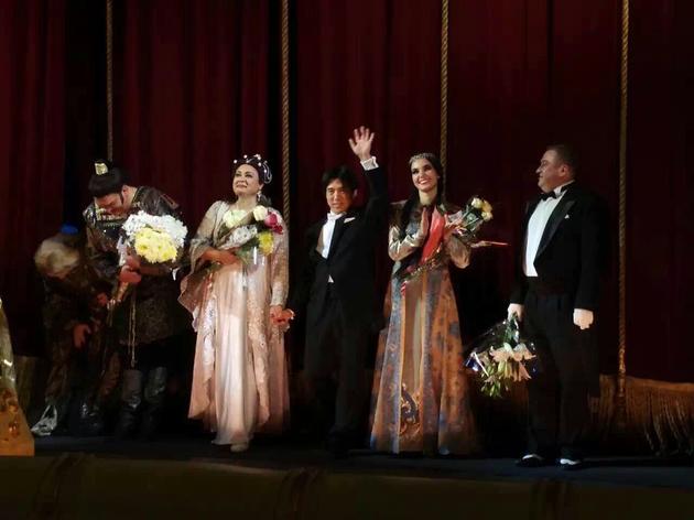 董俊杰挥手致谢