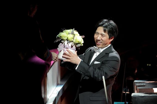 董俊杰手捧鲜花