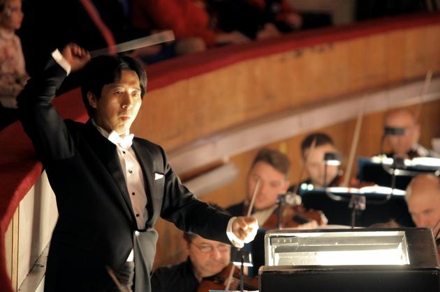 董俊杰在乐池里激情挥棒