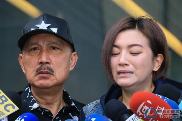 综艺大哥余天陪李妍憬开记者会