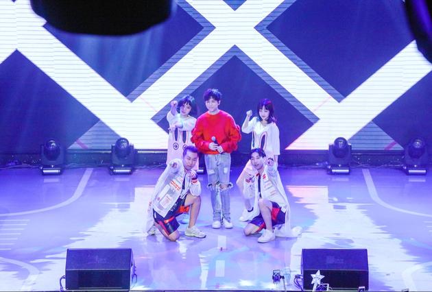 武艺变身唱跳歌手