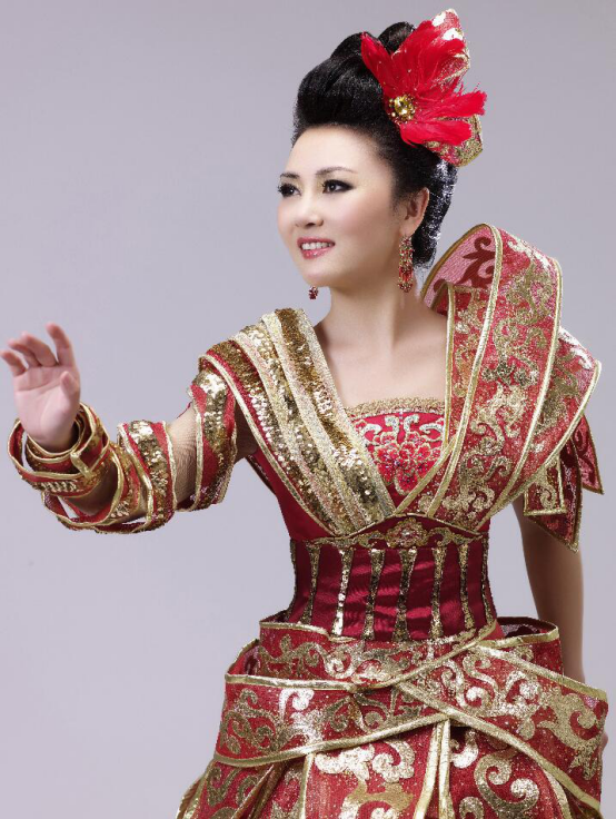 王聆燕站在草原望苍穹歌唱航天人