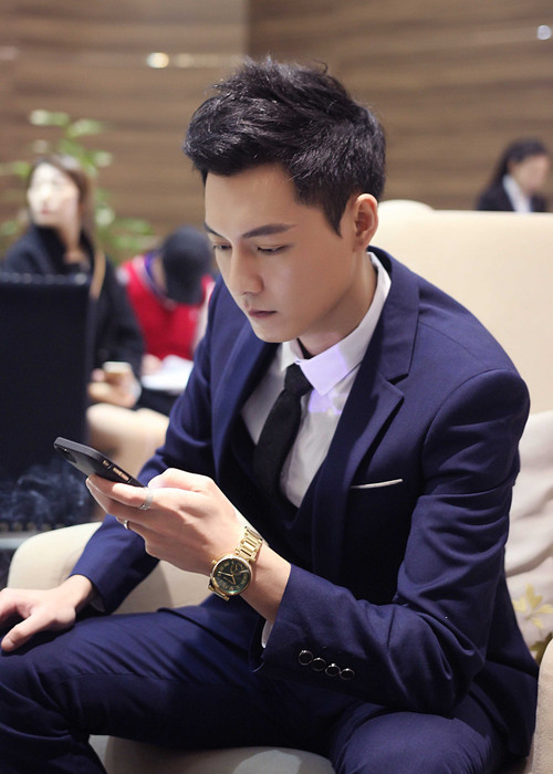 冯铭潮新片变冷酷富二代 尽显控制欲